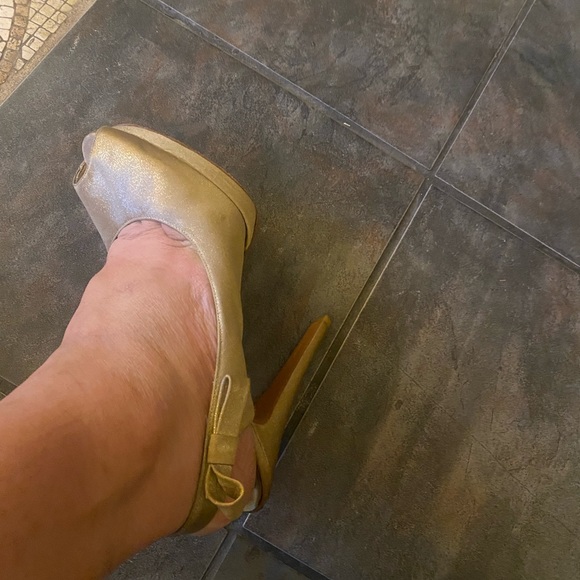 Gold shoe - Picture 6 of 10